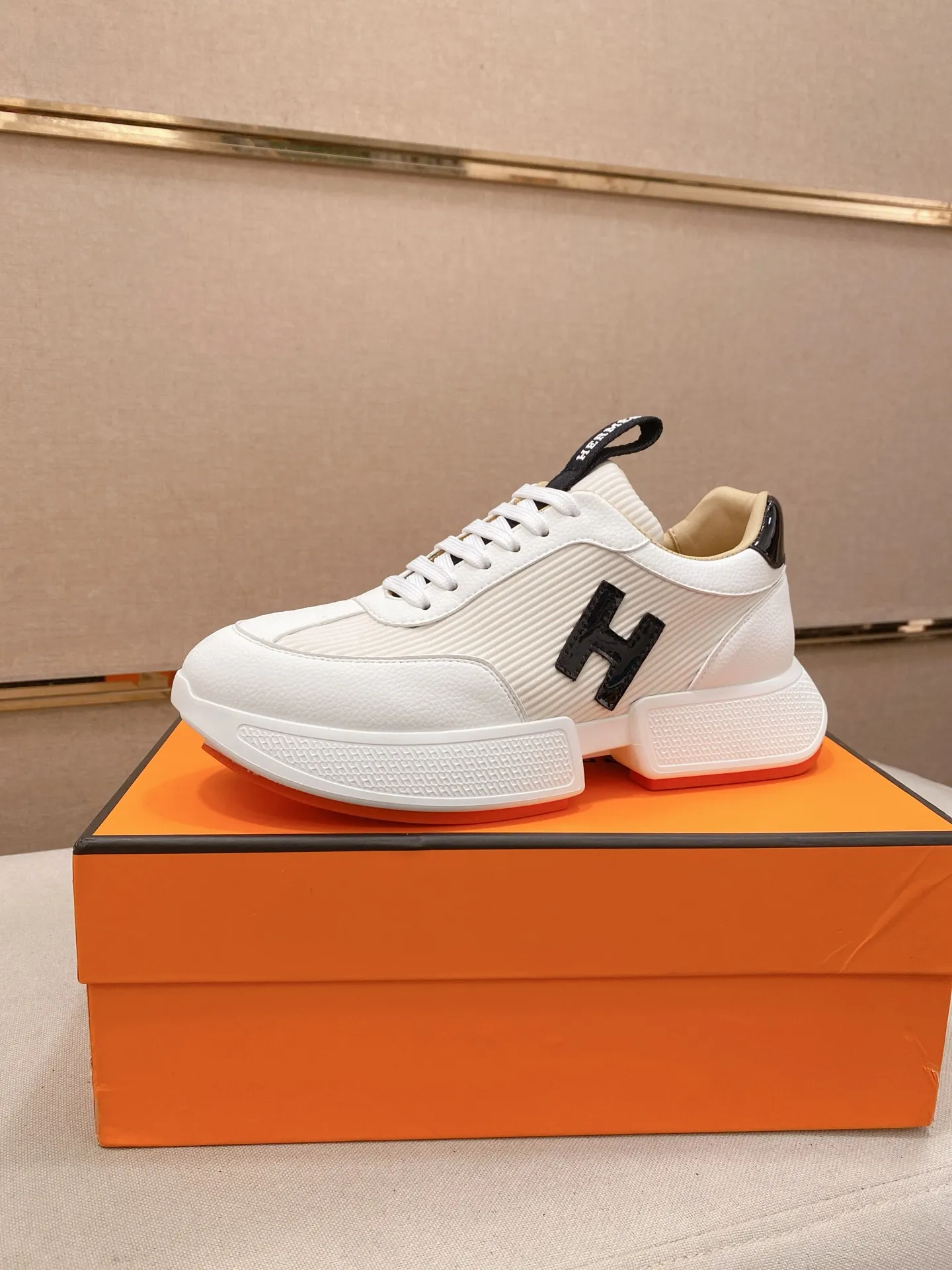 Ex-factory price: 460💰《HERMES》【Classic original single version】Hermès; top 🔝purchasing agent🔍🔍men's latest 🇺🇸 counter sales simultaneously, imported from Italy original ▲▲cowhide ▲▲ (high-end, nobility, class) ) Exquisite workmanship (Italian 🇮🇹 imported water-dyed 🐂 cowhide lining) sole: original sole provided by the original factory, ⚠️exclusive double-layer activity·TPR·rubber·combined molded outsole; super comfortable·wear-resistant·non-slip·environmental protection The real thing is more beautiful if you take the real thing (high quality, follow the order). You can enter and exit the counter at will * Number of yards: 38-44 (45 can be customized and cannot be returned or exchanged)